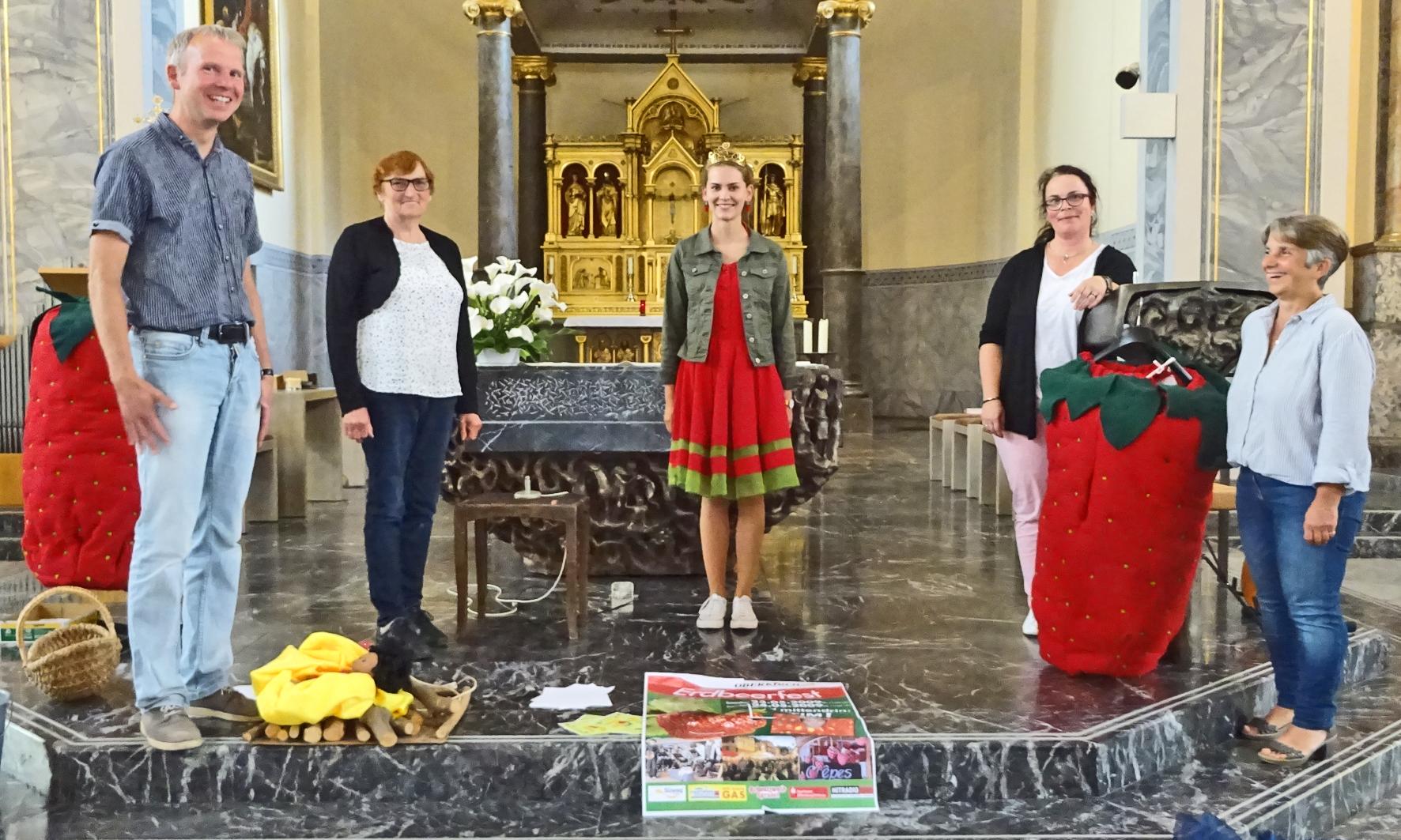 Impression Erzählzeltteam begeisterte mit Erdbeerkönigin und einem Märchengottesdienst