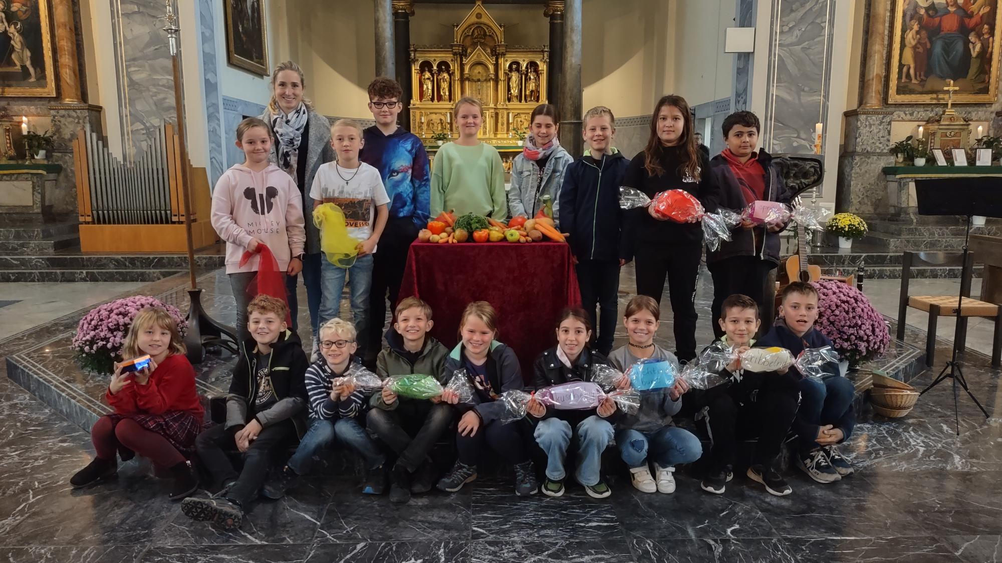 Impression Dankbar für die täglichen Bonbonmomente – Kinder der Schauenburgschule feiern Erntedankgottesdienst