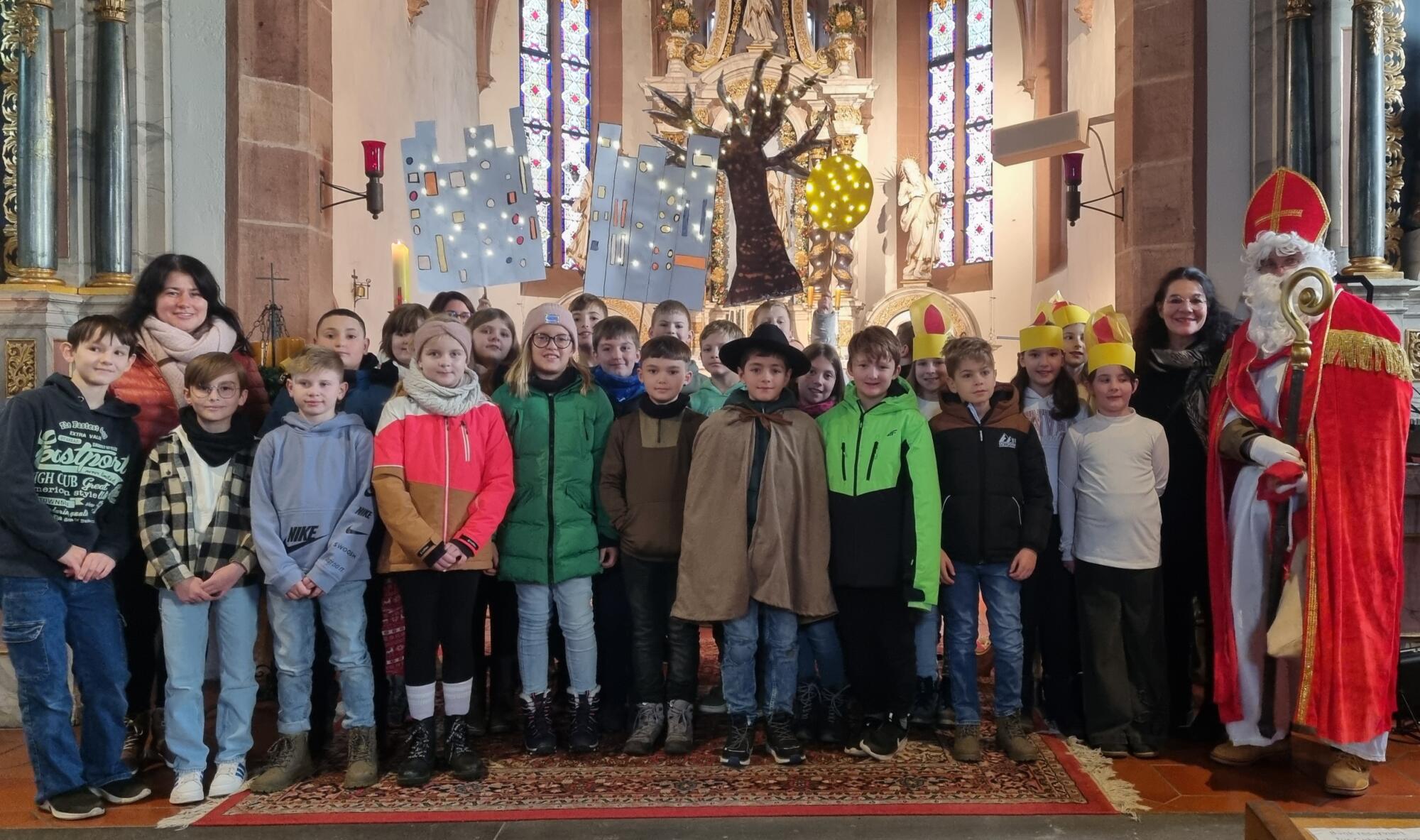 Impression Auftritt der vierten Klassen auf dem Christkindelsmarkt in Zimmern