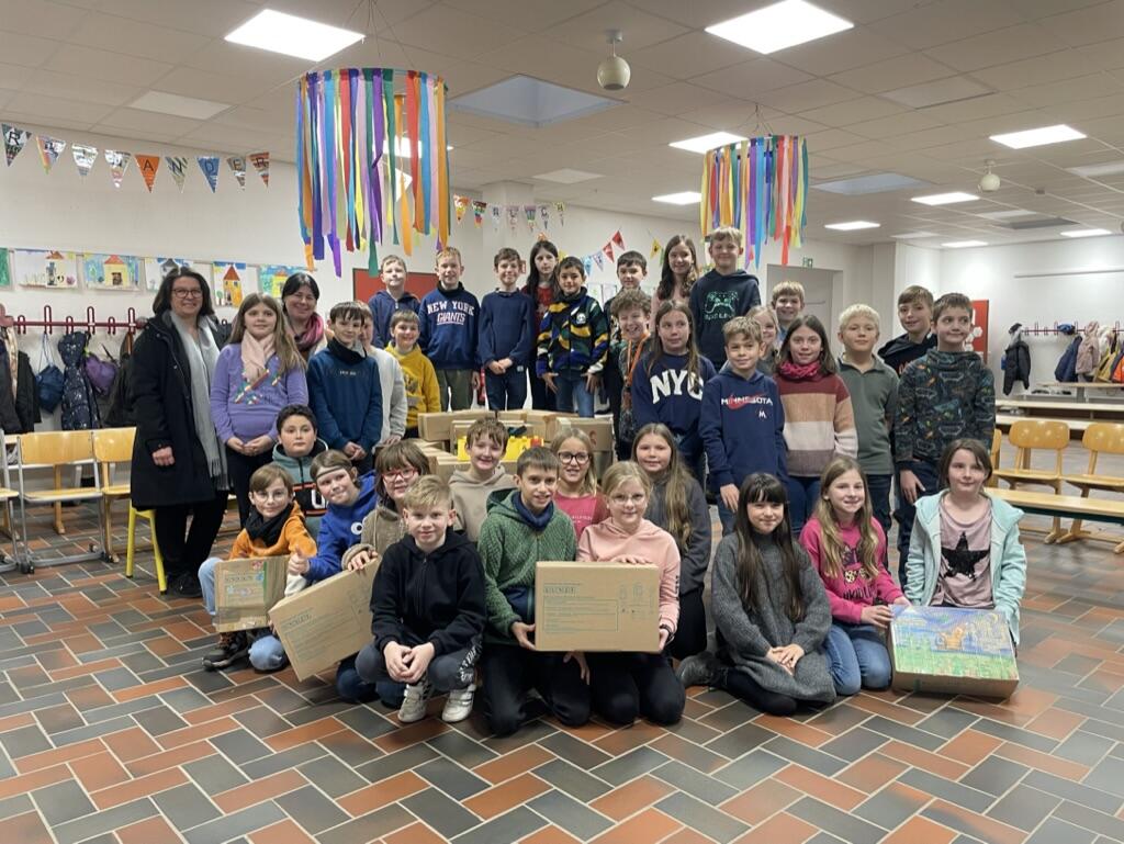 Impression Päckchenübergabe von „Kinder helfen Kindern“ an der Schauenburgschule