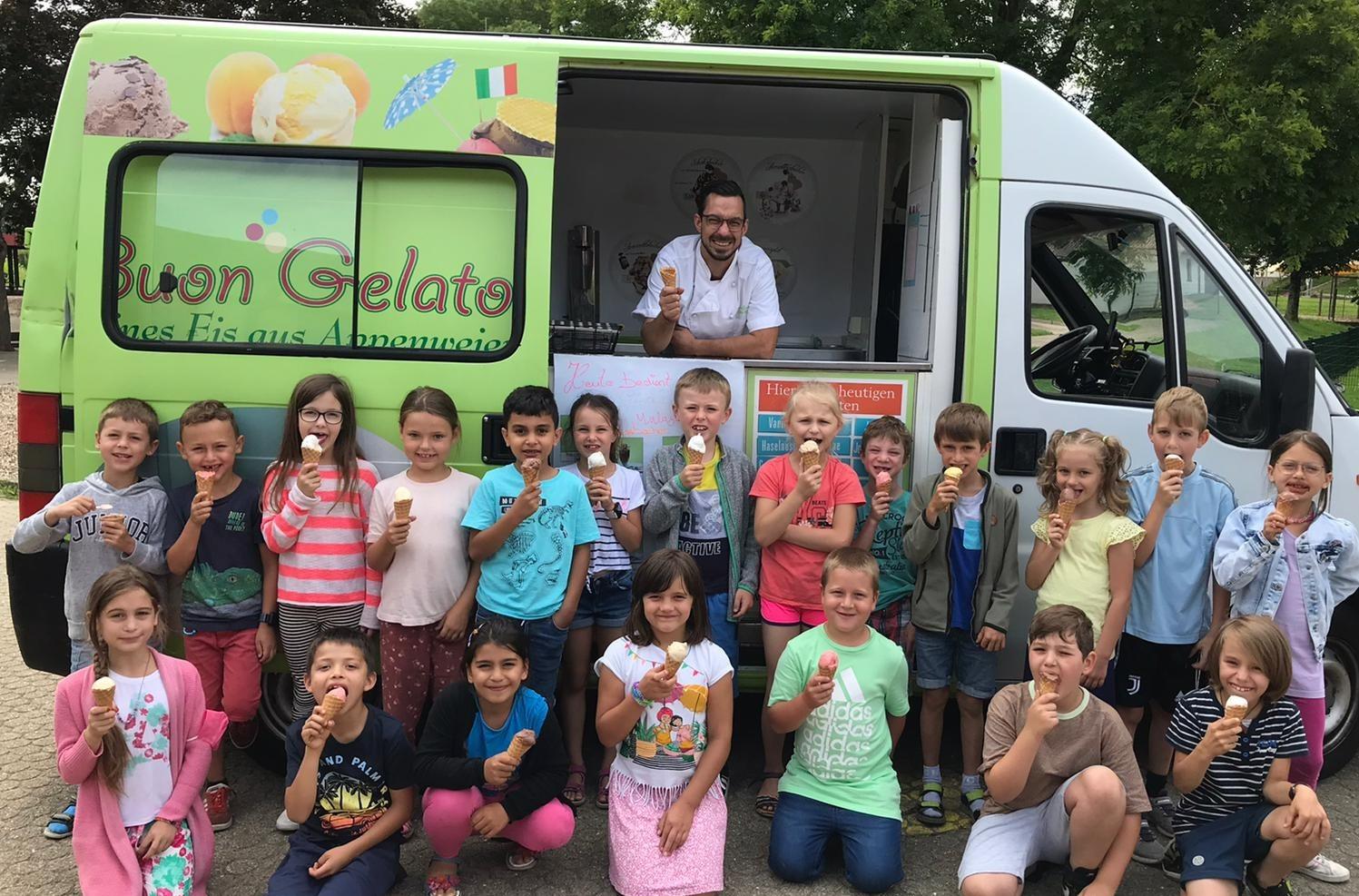 Impression Eiswagen besucht die Schauenburgschule Urloffen