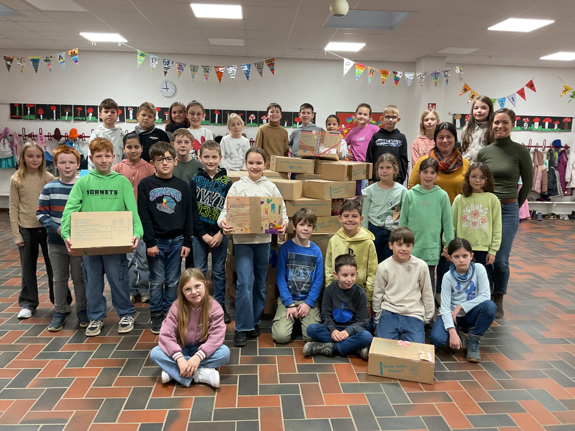 Impression Päckchenübergabe der Aktion „Kinder helfen Kindern“ an der Schauenburgschule