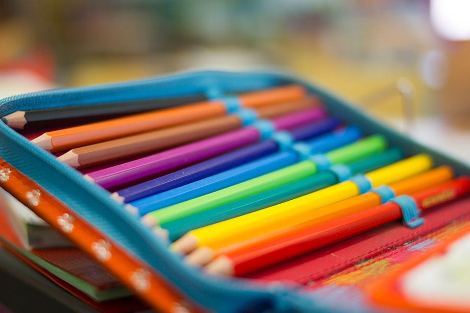 Ein Schulmäppchen mit zahlreichen Buntstiften
